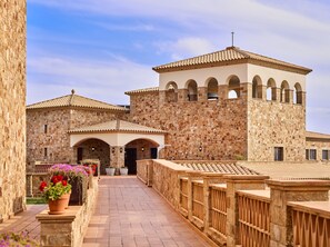A stone building with arched doorways and a tiled roof. - Hapimag Resort Mas Nou (Castell-Platja d'Aro)