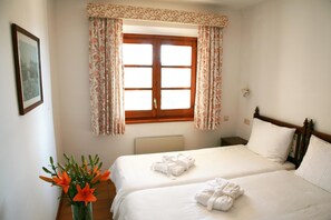 1 habitación, caja de seguridad en la habitación y escritorio 