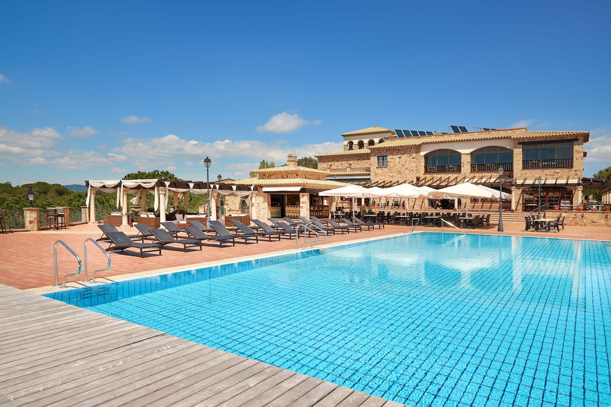 2 outdoor pools, open 8:30 am to 10:00 pm, pool loungers