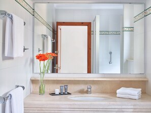 Douche, sèche-cheveux, serviettes fournies