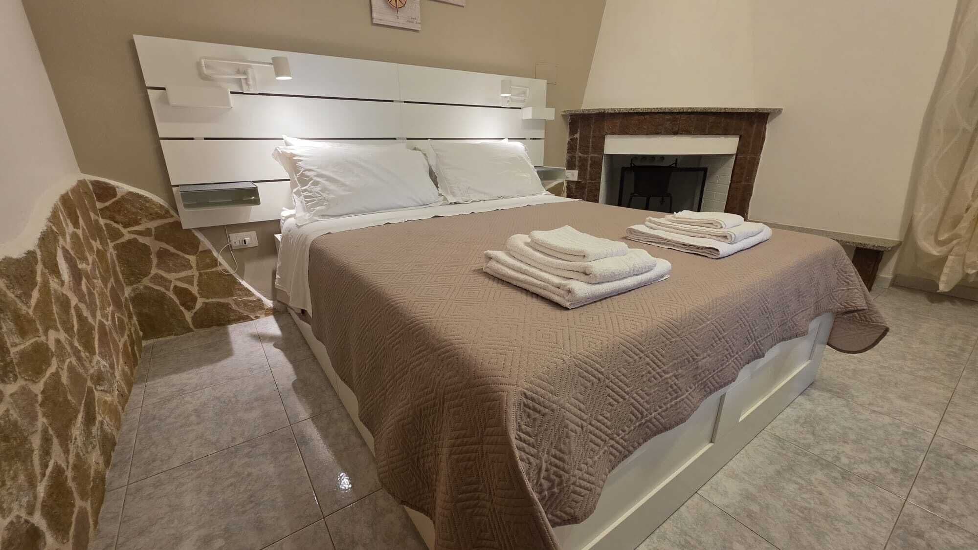 Camera Tradizionale con letto matrimoniale o 2 letti singoli, bagno privato | Minibar, una cassaforte in camera, una scrivania