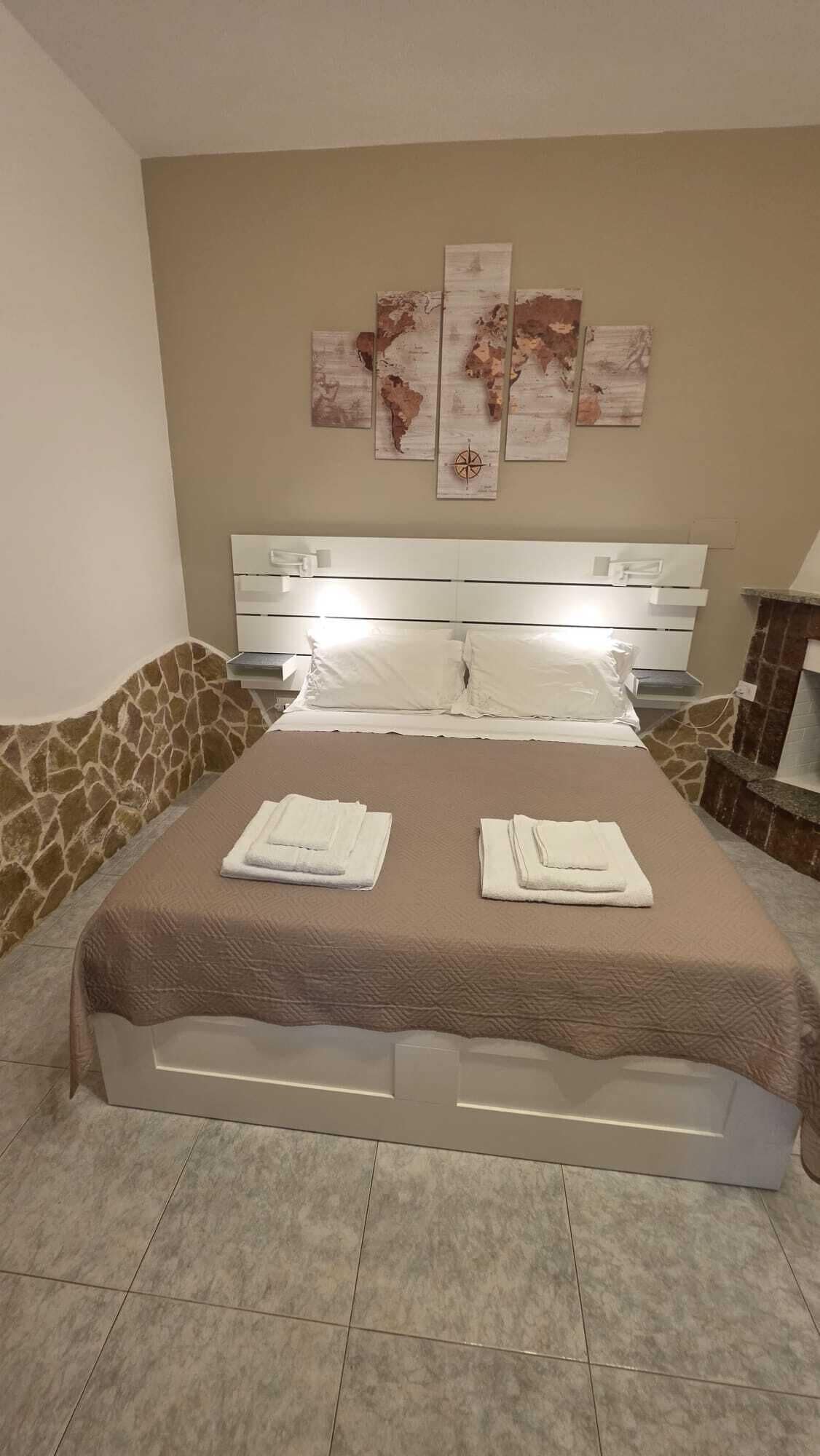 Minibar, coffres-forts dans les chambres, bureau