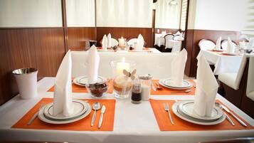 Tägliches Frühstücksbuffet (7.99 EUR pro Person)