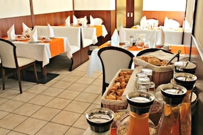 朝食 (ビュッフェ)、毎日提供 (1 名様 7.99 EUR)