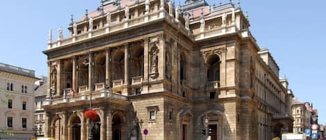 Un edificio histórico con arquitectura clásica, que presenta columnas y detalles ornamentales.