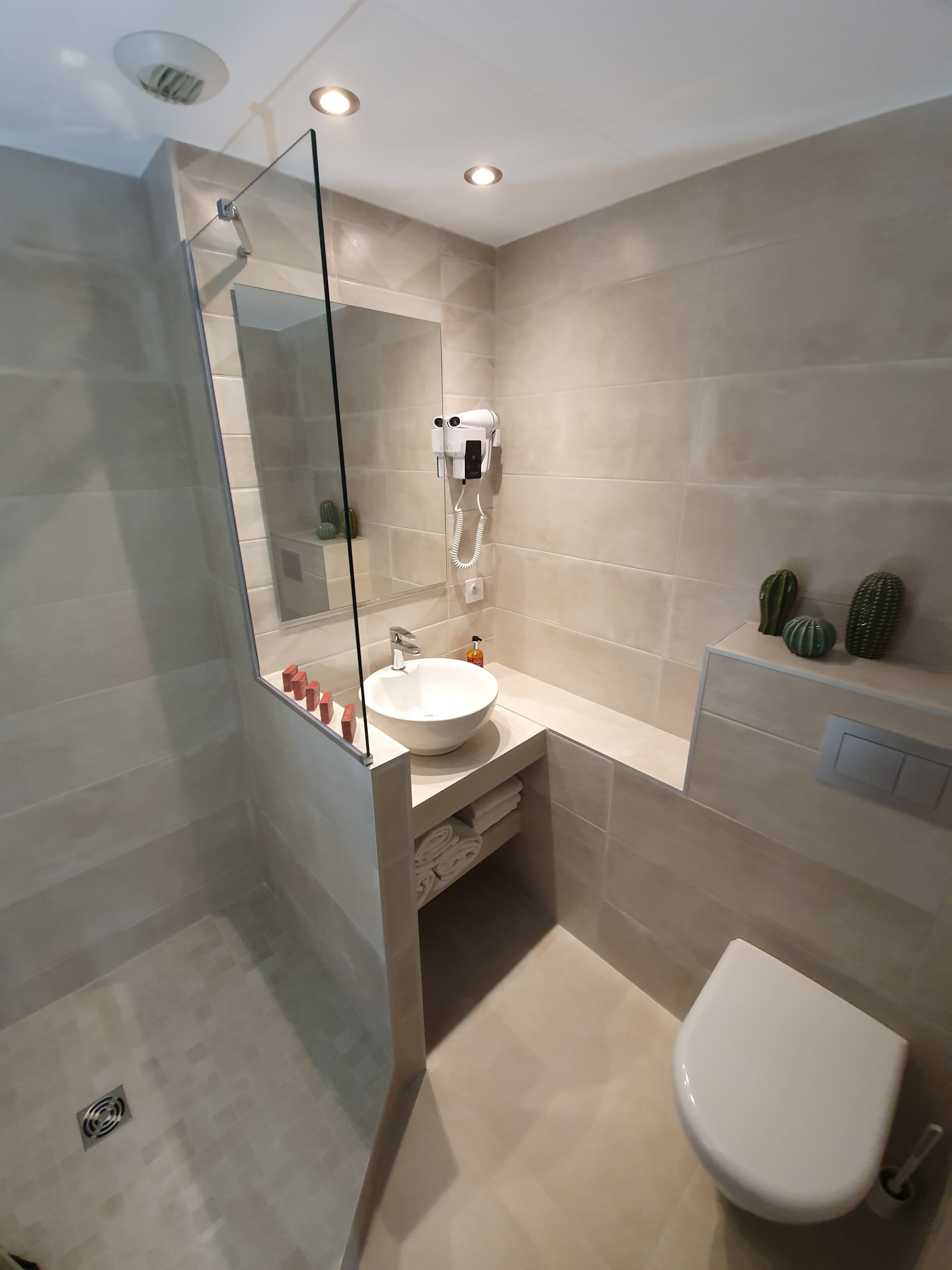 Een douche, gratis toiletartikelen, een haardroger, handdoeken