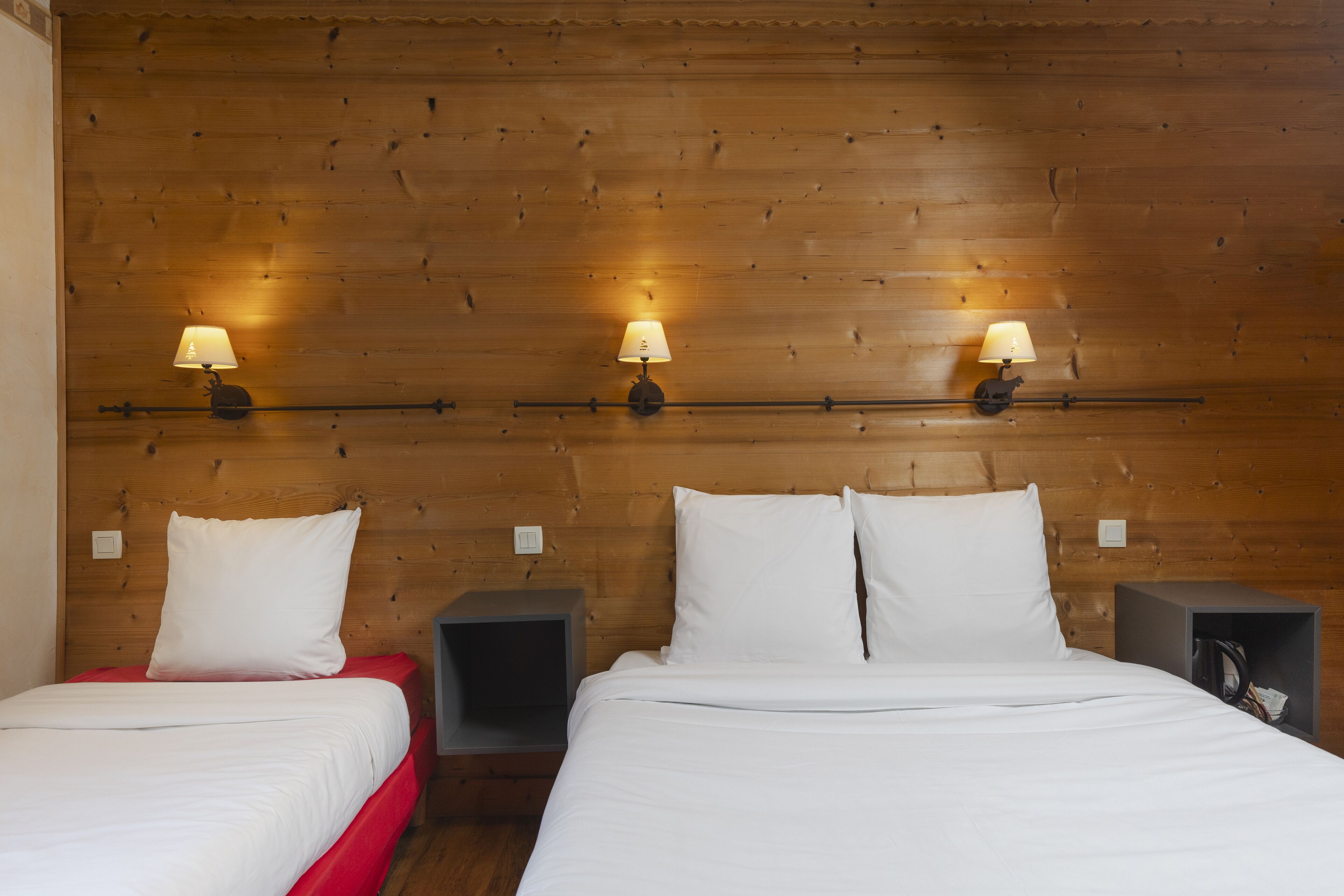 triple room, valley side (1 double bed and 1 single bed) | in-room safe, desk, soundproofing, iron/ironing board