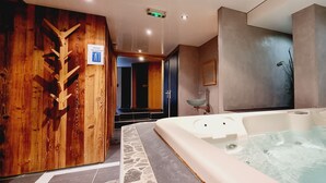 Een moderne spa-ruimte met een houten wand, een groot bad en een vloer van natuursteen.