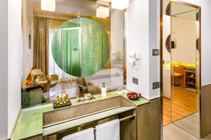 ห้องดับเบิล, ระเบียง | เครื่องนอนระดับพรีเมียม, มินิบาร์, ตู้นิรภัยในห้องพัก, ผ้าม่านกันแสง