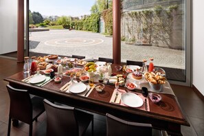 อาหารเช้าแบบบุฟเฟ่ต์ทุกวัน (EUR 15.00 ต่อคน)