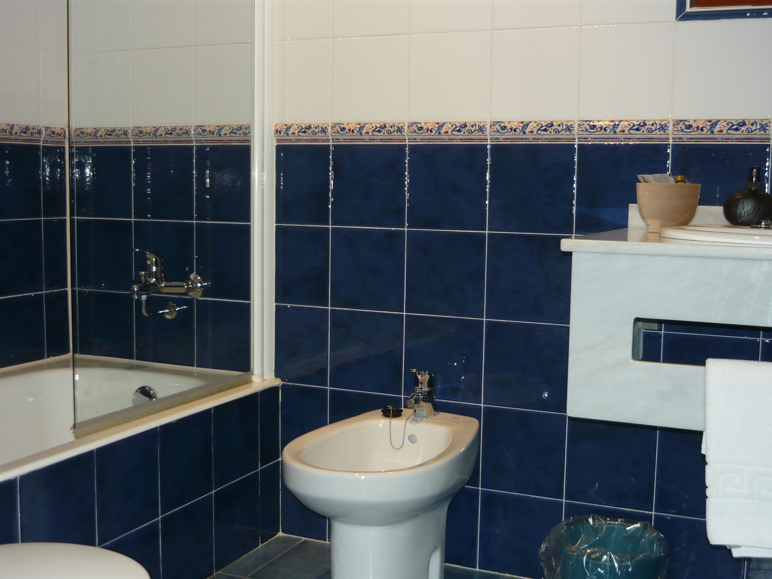 Een badkamer met een bad, een wastafel en een toilet.