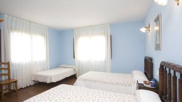 Een bureau, extra bedden, gratis wifi