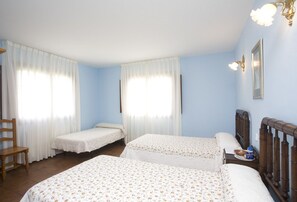 책상, 간이 침대, 무료 WiFi