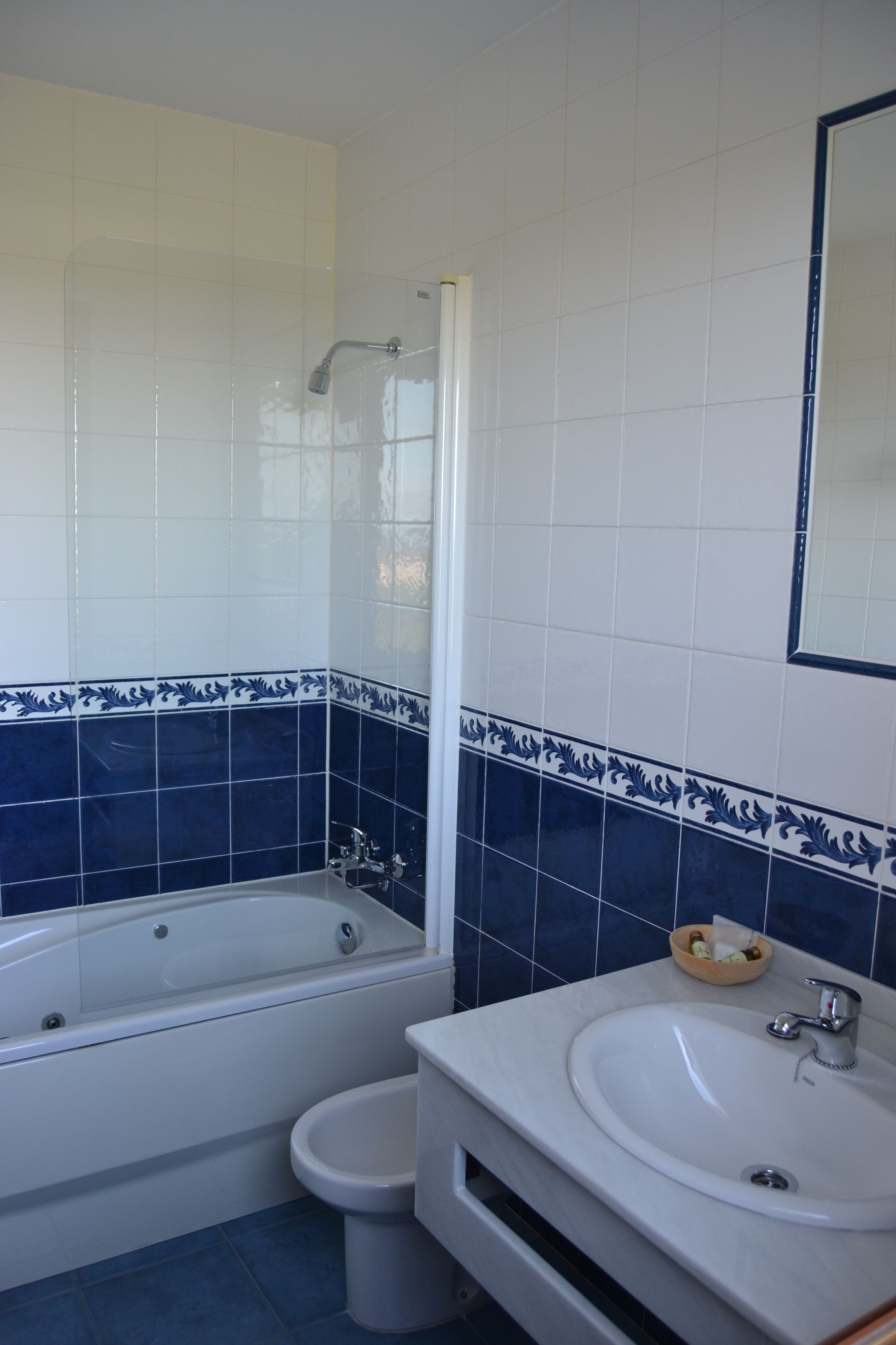 Un baño con bañera, inodoro y lavamanos.