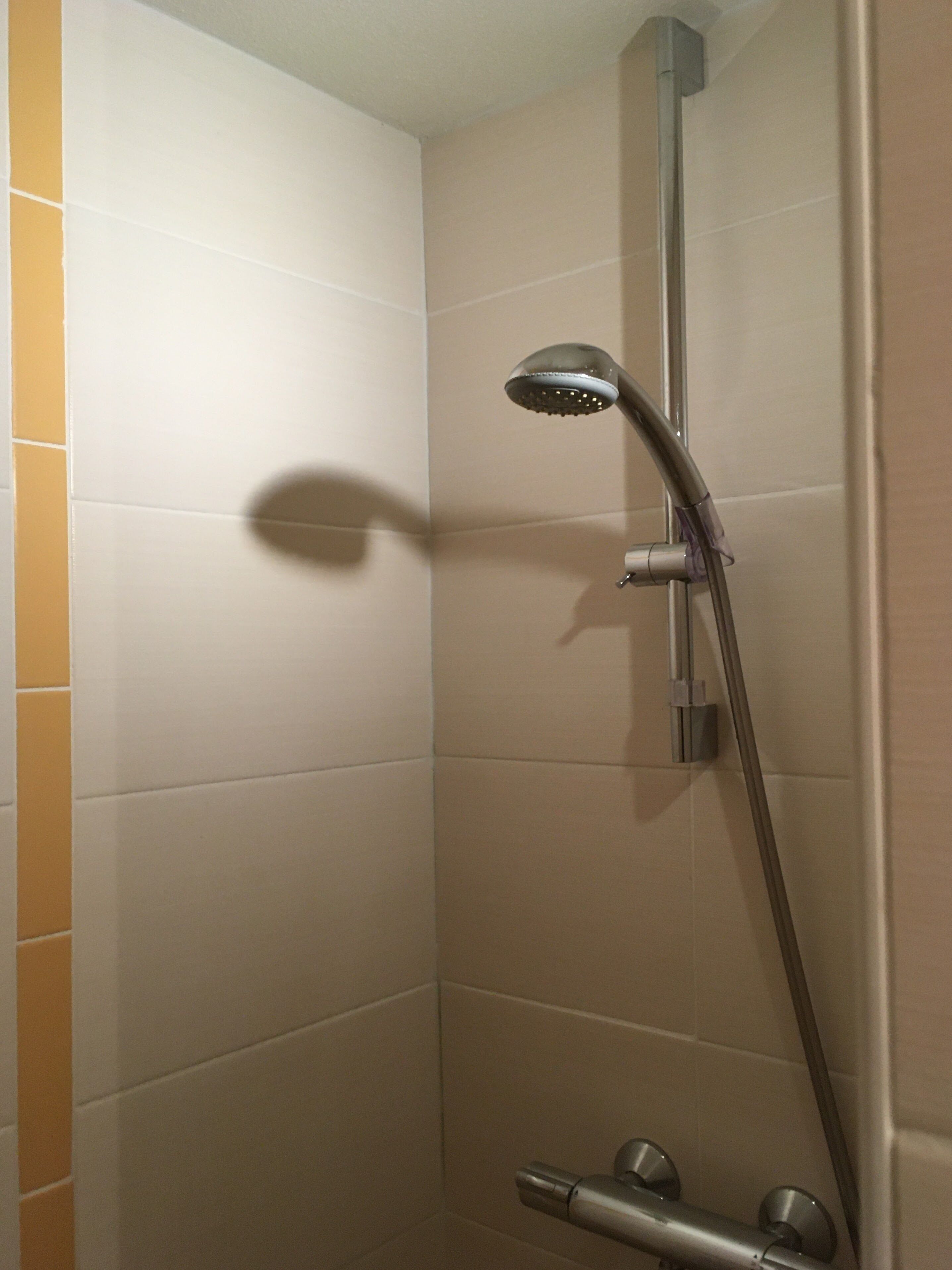 Estudio Confort | Baño | Ducha, artículos de higiene personal gratuitos y secador de pelo