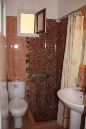 Shower, free toiletries, hair dryer, towels - Pension Stella (Santorini)