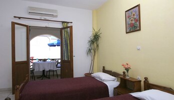 Habitación estándar | Tabla de planchar con plancha, camas supletorias, wifi gratis