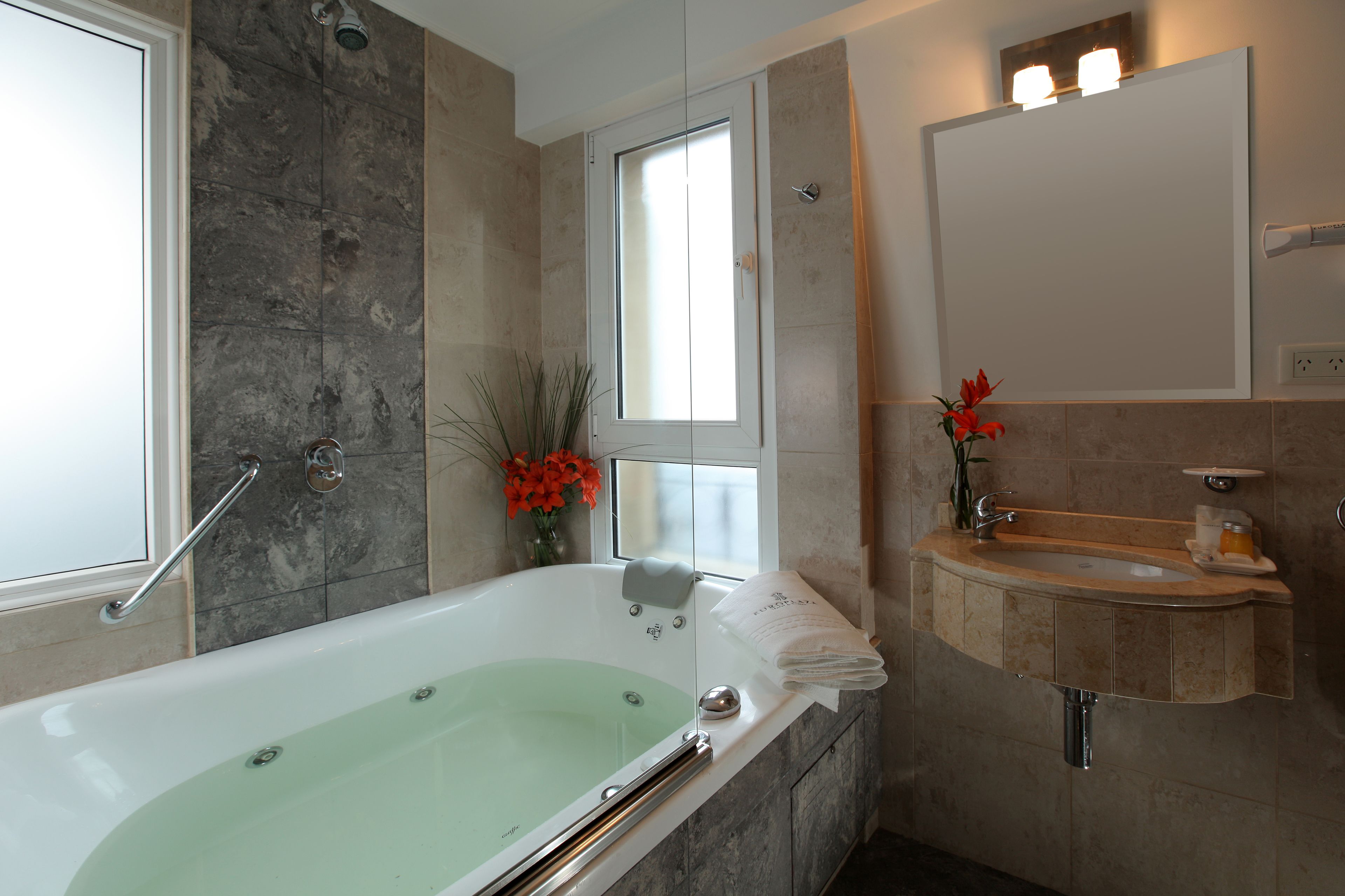 suite, 1 double bed | bathroom | combined shower/bathtub, rainfall showerhead, free toiletries