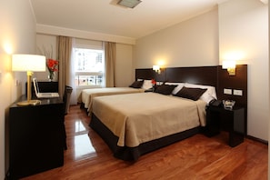 Pillowtop beds, minibar, in-room safe, desk - Europlaza Hotel & Suites (Buenos Aires)