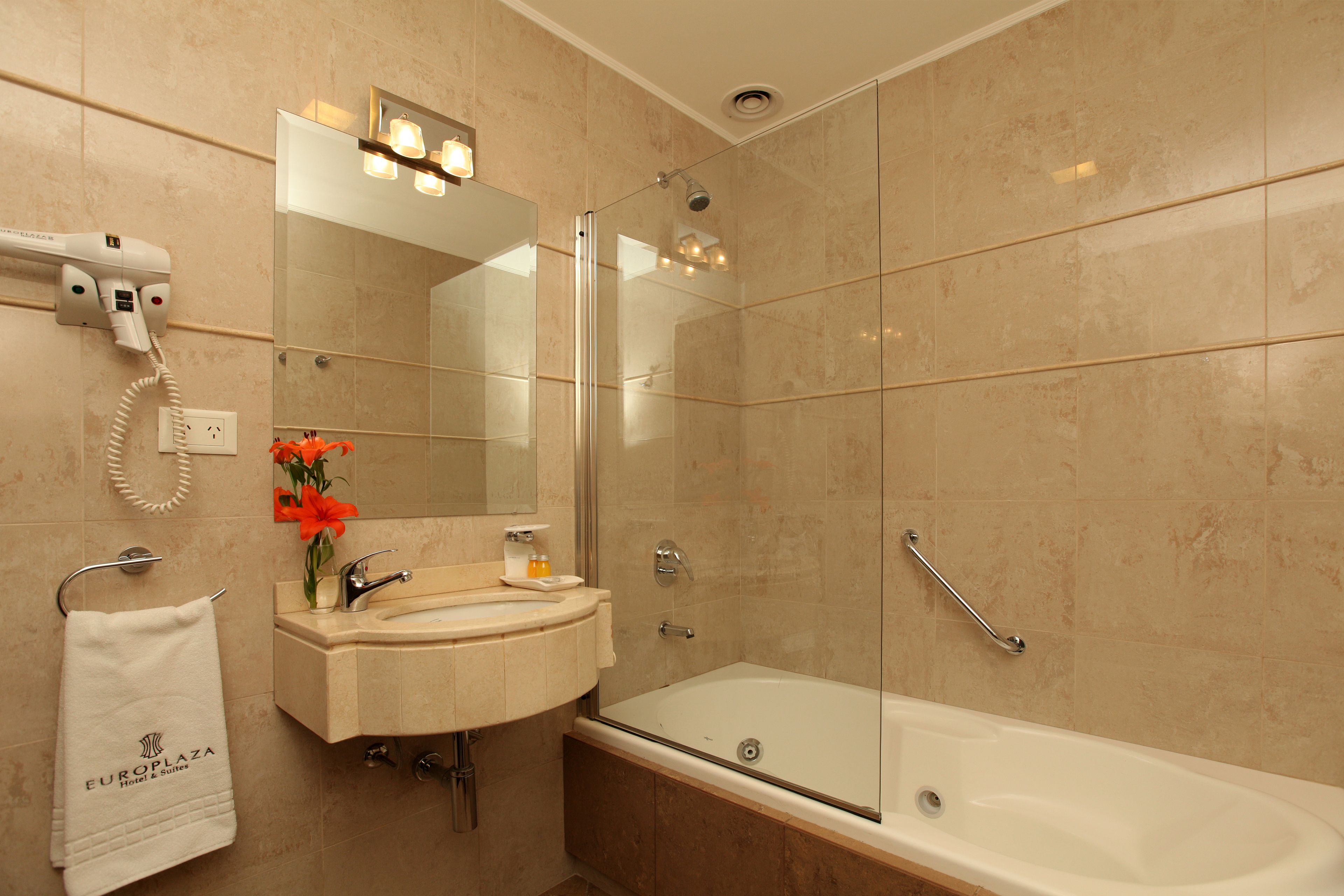 combined shower/bathtub, rainfall showerhead, free toiletries