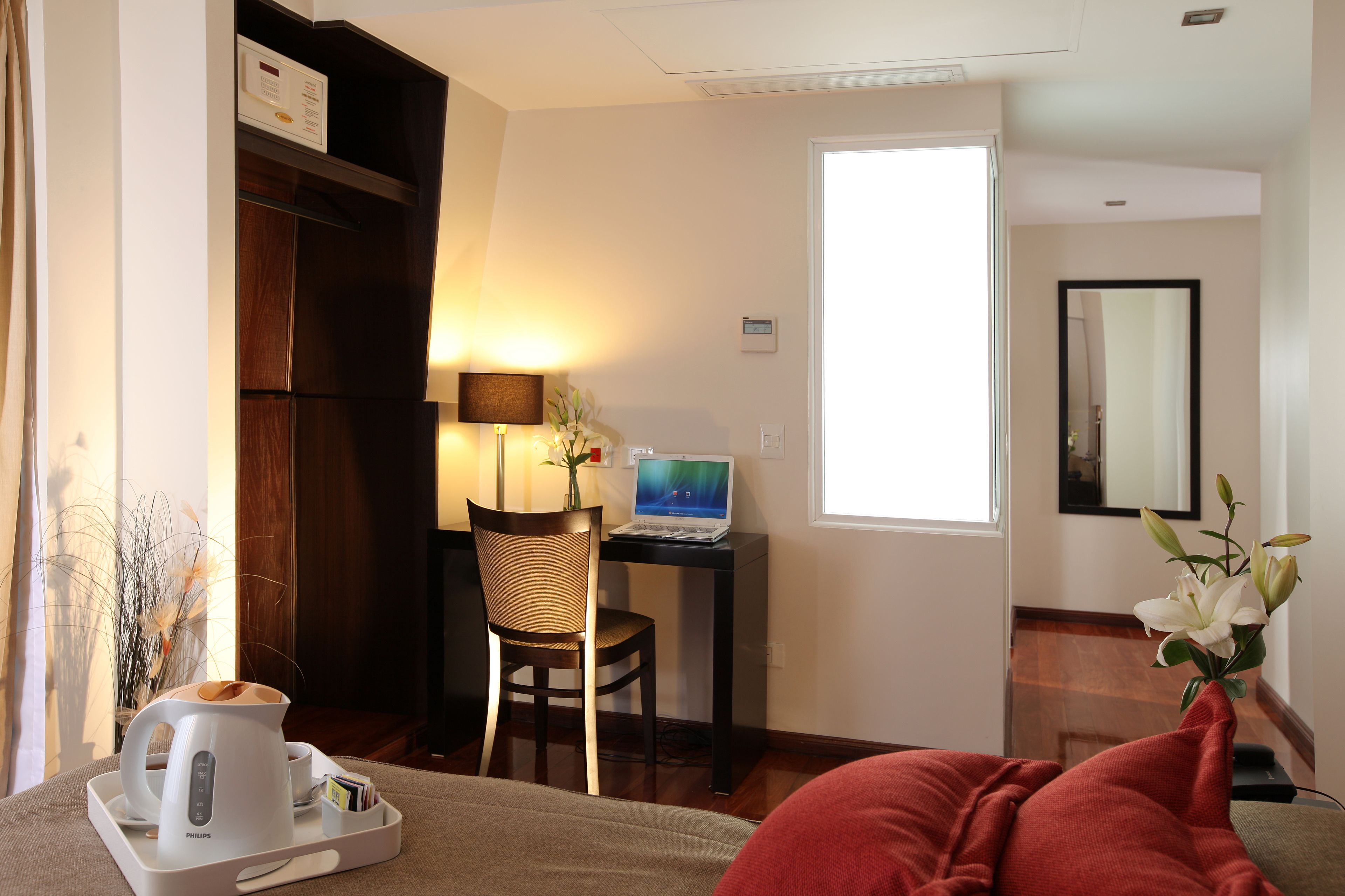 suite, 1 double bed | pillow-top beds, minibar, in-room safe, desk
