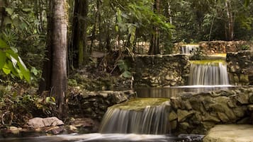 3 piscinas externas, guarda-sóis, espreguiçadeiras