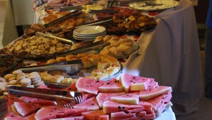 Ein reichhaltiges Buffet mit verschiedenen Speisen und Geschirr.