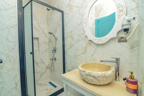 Deluxe-dobbeltværelse | Badeværelse | Bruser, brusehoved med spredningseffekt, gratis toiletartikler