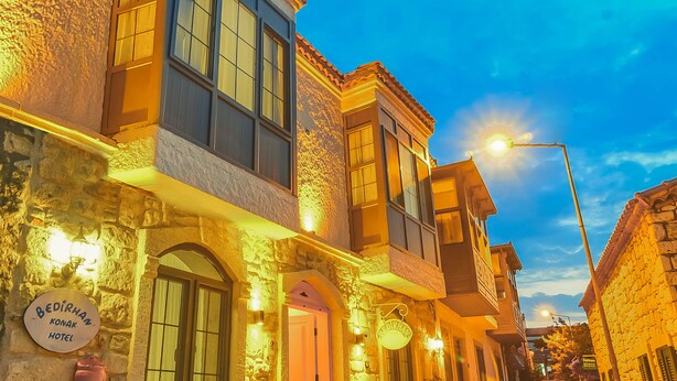 Un edificio de piedra tradicional con un letrero que dice 'Bedirhan Konak Hotel'.