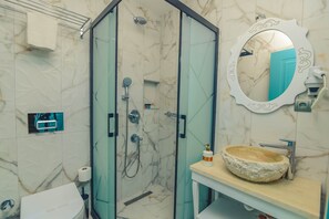Superior Triple Room | Bathroom | Shower, rainfall showerhead, free toiletries, hair dryer - Bedirhan Konak Otel (Cesme)