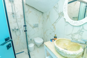 Economy Triple Room | Bathroom