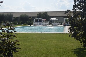 Seasonal outdoor pool, open 8:00 AM to 8:00 PM, pool umbrellas - Corte Pontigliardo (Lazise)