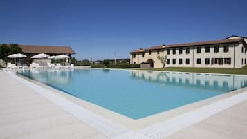Piscine extérieure (ouverte en saison), parasols de plage