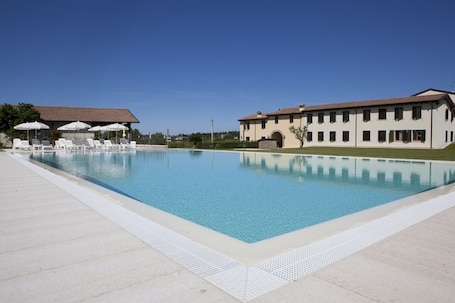 Seasonal outdoor pool, open 8:00 AM to 8:00 PM, pool umbrellas. Corte Pontigliardo