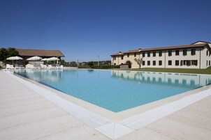 Außenpool (je nach Saison geöffnet), Sonnenschirme, Liegestühle