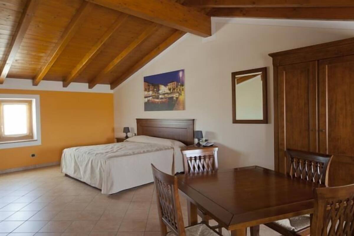 desk, blackout curtains, cots/infant beds, rollaway beds