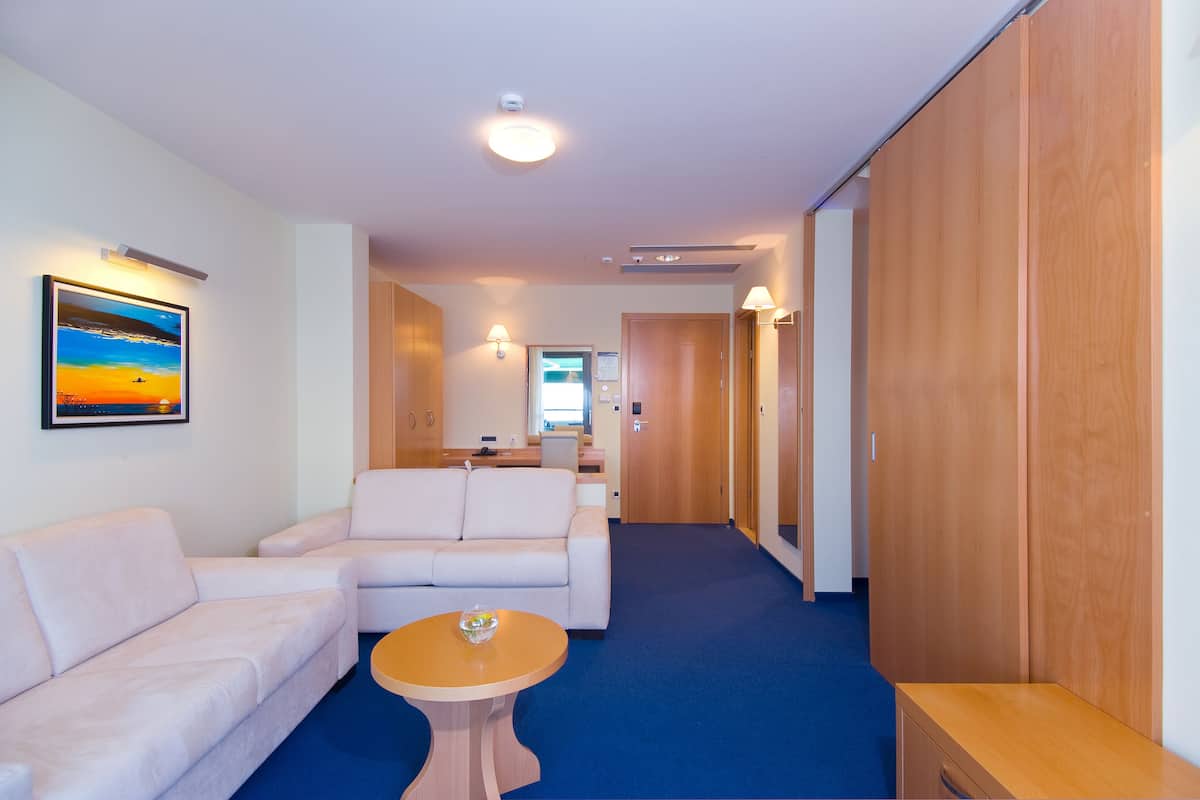 panoramic suite | living area | lcd tv