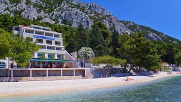 In Strandnähe, Liegestühle, Sonnenschirme