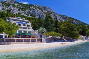 Beach nearby, sun-loungers, beach umbrellas - Hotel Saudade (Gradac)