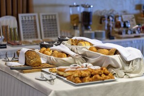 Se sirven desayunos, comidas y cenas con vista al mar