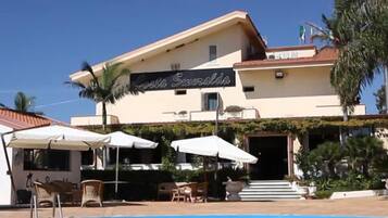 Un immeuble de deux étages sur lequel on peut lire l’inscription « Costa Smeralda ».