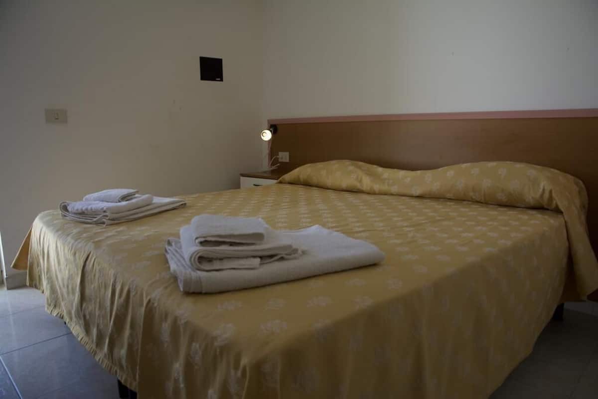 Minibar, caixa forta a l'habitació, escriptori i bressols 