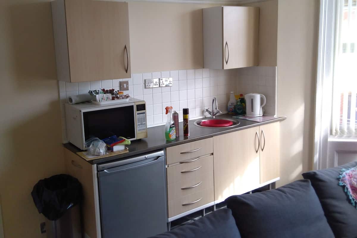 coffee/tea maker, electric kettle, high chair, cookware/dishes/utensils