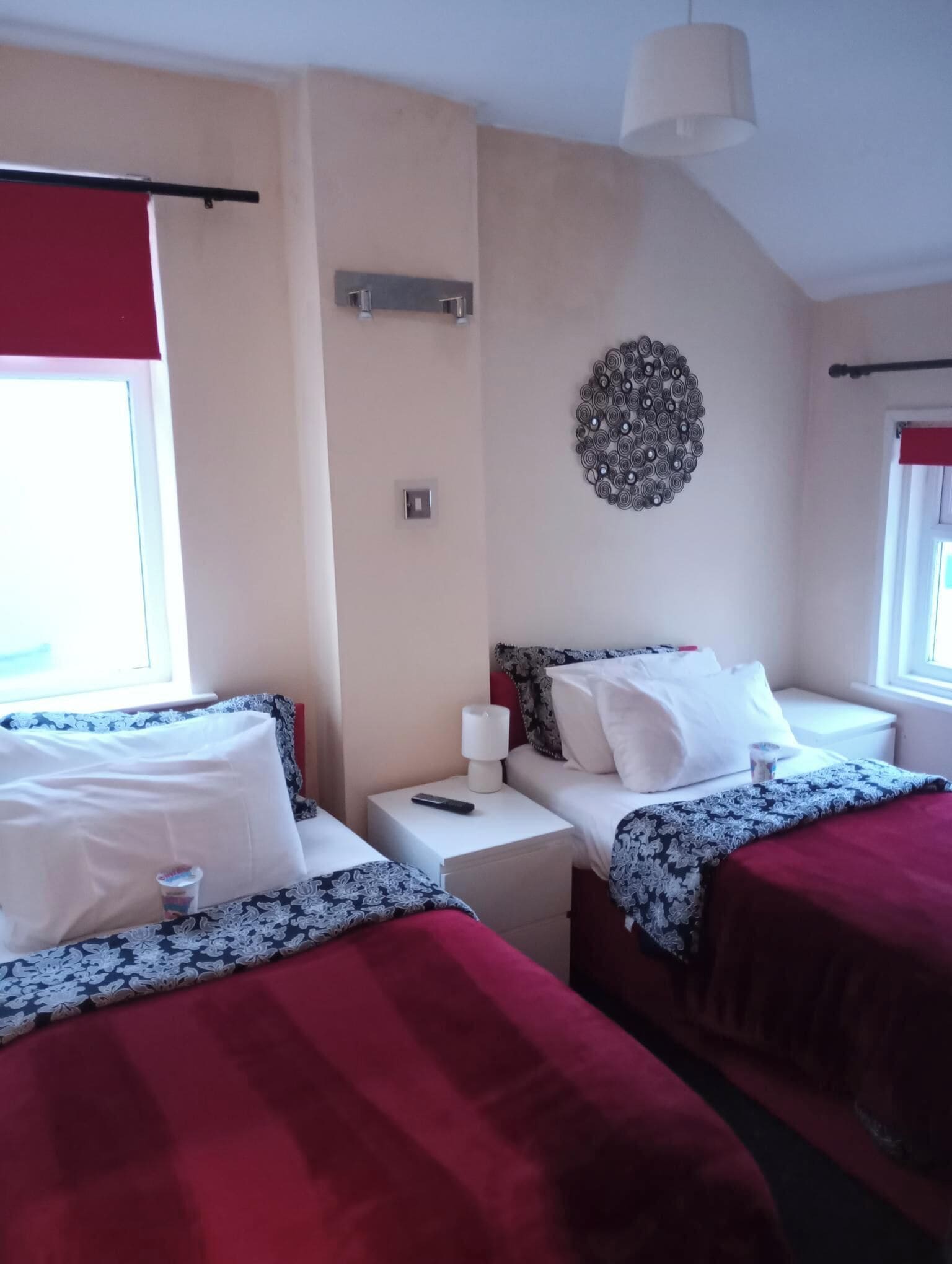 Familie appartement | Luxe beddengoed, Select Comfort-bedden, een strijkplank/strijkijzer