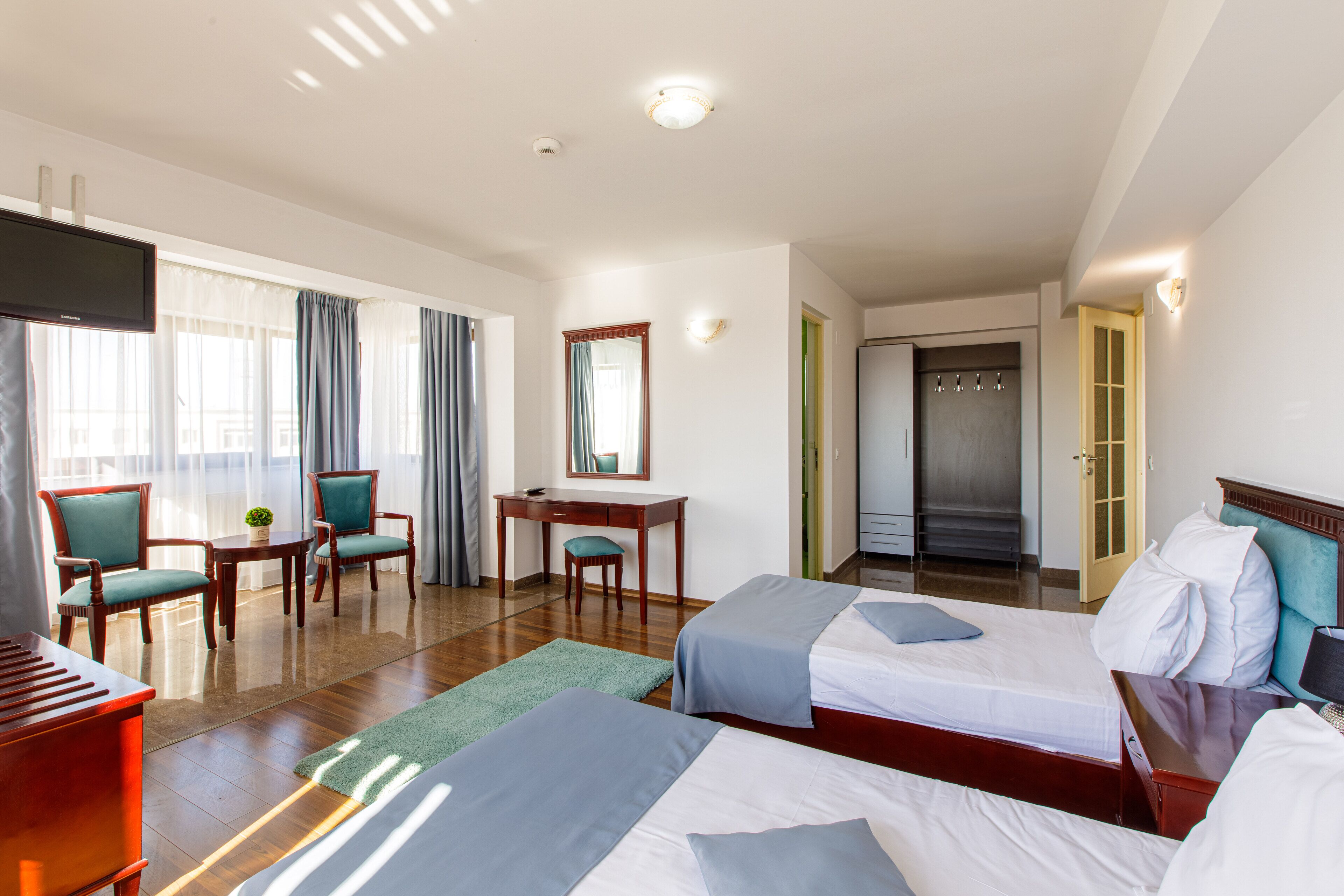 ファミリー アパートメント キッチン | 高級寝具、ピロートップベッド、ミニバー、デスク