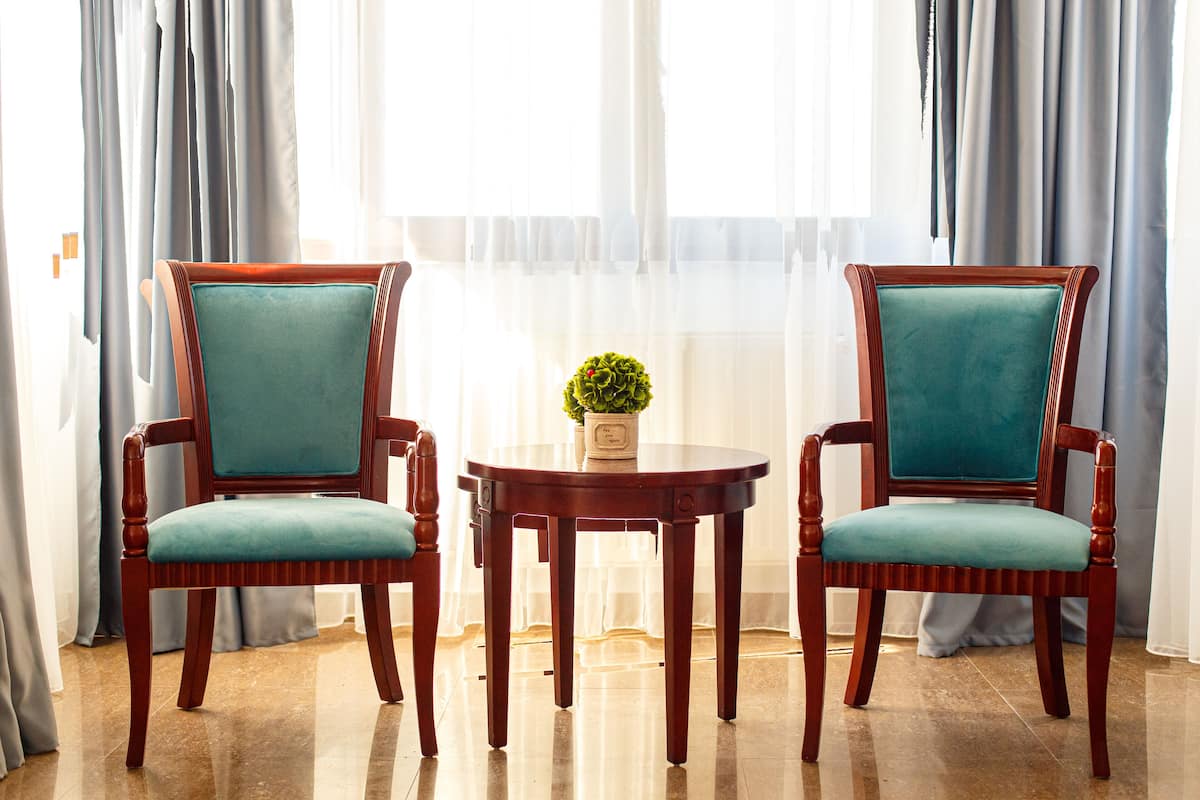 Ropa de cama de alta calidad, colchones con pillow-top y minibar 