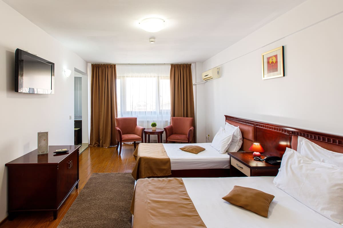 Ropa de cama de alta calidad, colchones con pillow-top y minibar 