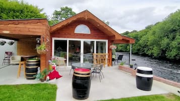 Egyptian cotton sheets, premium bedding, pillowtop beds, desk