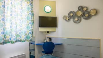 Desk, soundproofing, cribs/infant beds, free WiFi