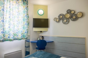 Desk, soundproofing, cots/infant beds, free WiFi